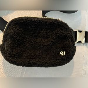 Lululemon Everywhere Belt Bag 1L
Fleece black